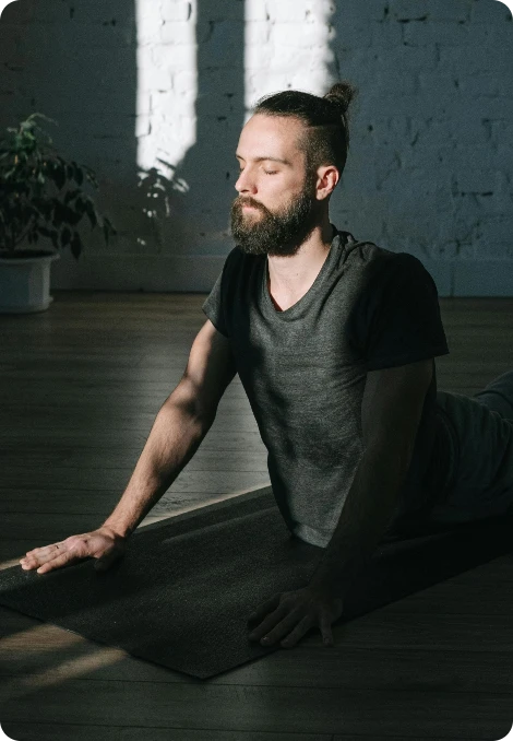 balance-yoga-conciencia-corporal-hombre-meditando