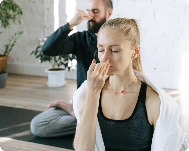 pareja-atendiendo-a-su-respiracion-conciencia-corporal