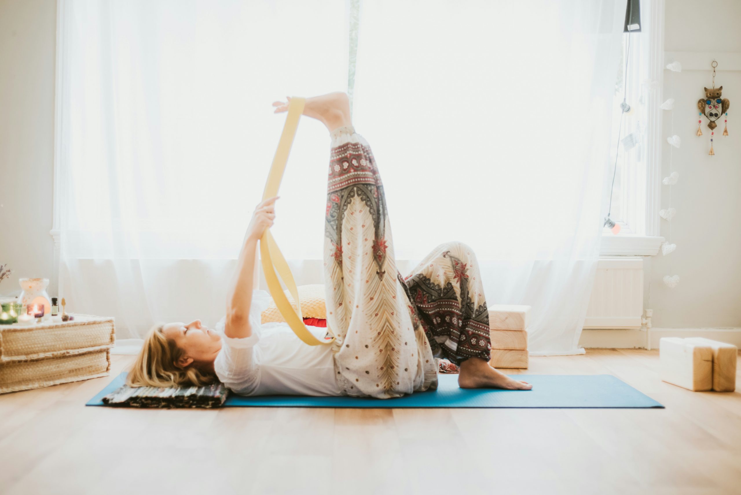 Una mujer practicando ejercicios de terapia psico-corporal